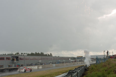 Her ses Rudholm passere mållinien og fyrværkeriet der skydes af. Sådan fejrer man en vinder i STCC inden han når podiet.